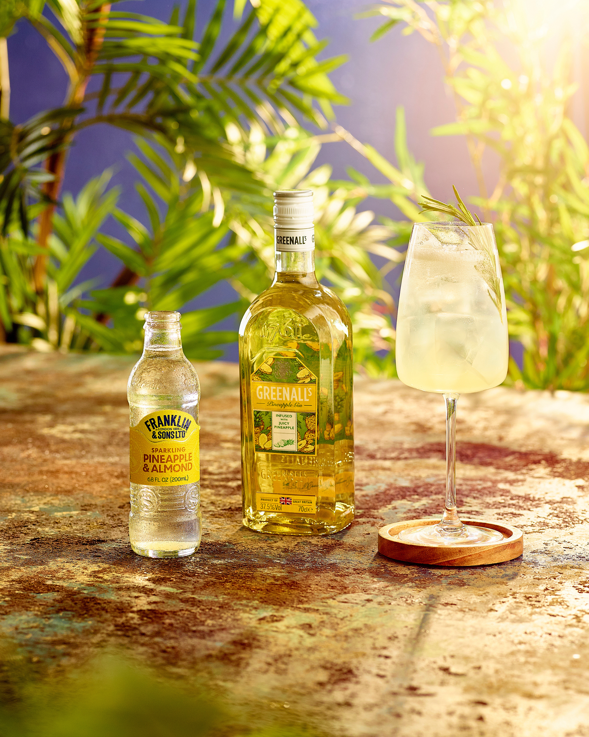 Pineapple Spritz cocktail recipe next to Franklin & Sons Sparkling Pineapple & Almond | Franklin & Sons US